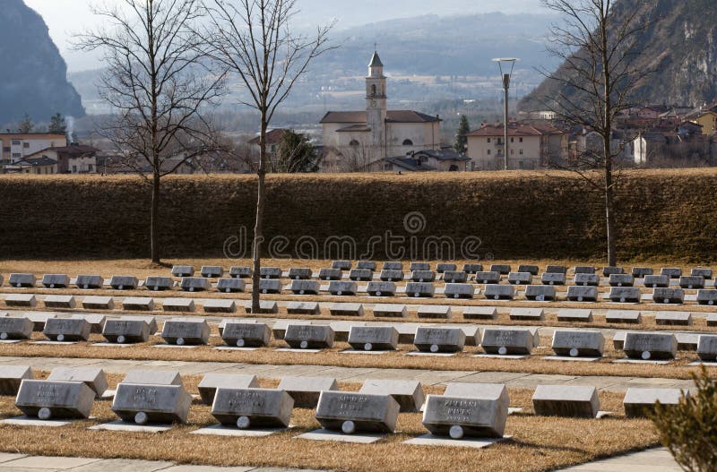 Cimitero delle vittime della diga di Vajont immagine stock libera da diritti Cimitero delle vittime della diga di Vajont immagine stock libera da diritti