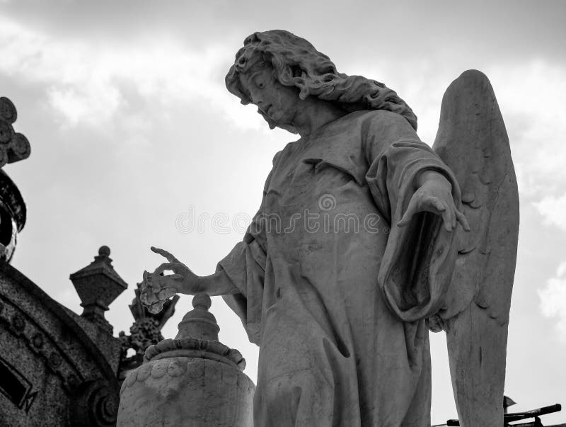 Anjo Da Morte Com Crianças Em Seus Braços Azrael, Azriel, Malak Al-maut,  Conceito De Morte Foto de Stock - Imagem de religioso, livro: 170906002