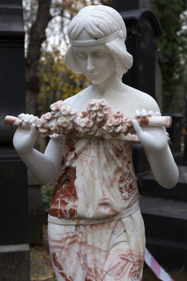 Cimitero Olsany con le sue statue, repubblica Ceca di Praga di mistero di autunno vecchio fotografia stock