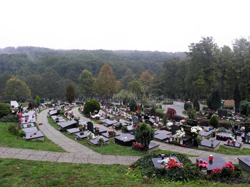 Cimitero principale del ` s di Mirogoj Zagabria, autunno piovoso, 2 fotografia stock libera da diritti Cimitero principale del ` s di Mirogoj Zagabria, autunno piovoso, 2 fotografia stock libera da diritti