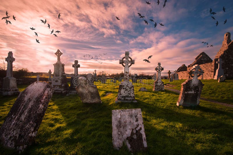 Cimitero storico in Clonmacnoise, Irlanda fotografie stock Cimitero storico in Clonmacnoise, Irlanda fotografie stock