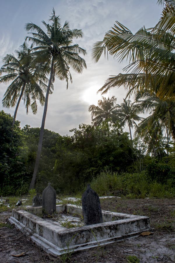 Cimitero terrificante antico con la cripta e tombe all'isola locale tropicale Fenfushi fotografia stock libera da diritti Cimitero terrificante antico con la cripta e tombe all'isola locale tropicale Fenfushi fotografia stock libera da diritti