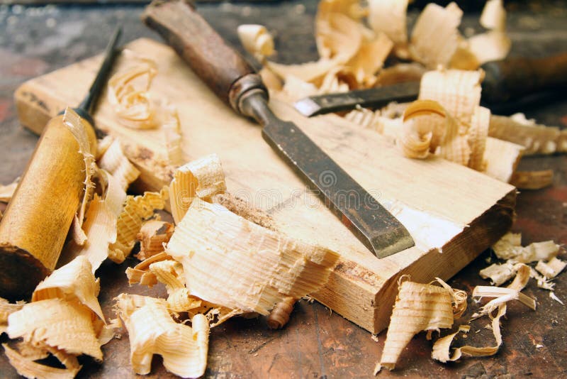 Cinceles de madera con las virutas en el banco de trabajo fotografía de archivo libre de regalías Cinceles de madera con las virutas en el banco de trabajo fotografía de archivo libre de regalías