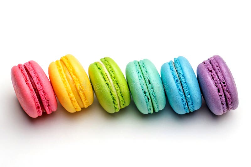 Cinci macaroane colorate aranjate frumos într-un rând pe o suprafață de fundal alb vector illustration