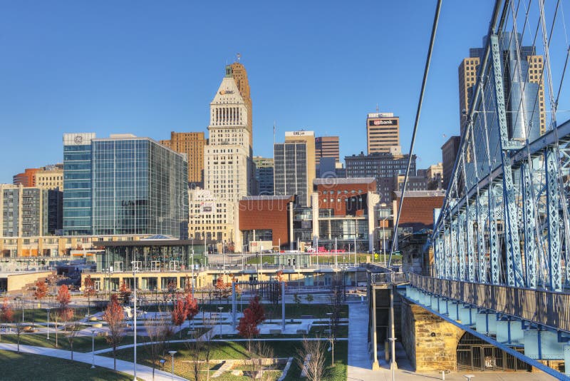 Cincinnati através do Rio Ohio fotografia de stock royalty free