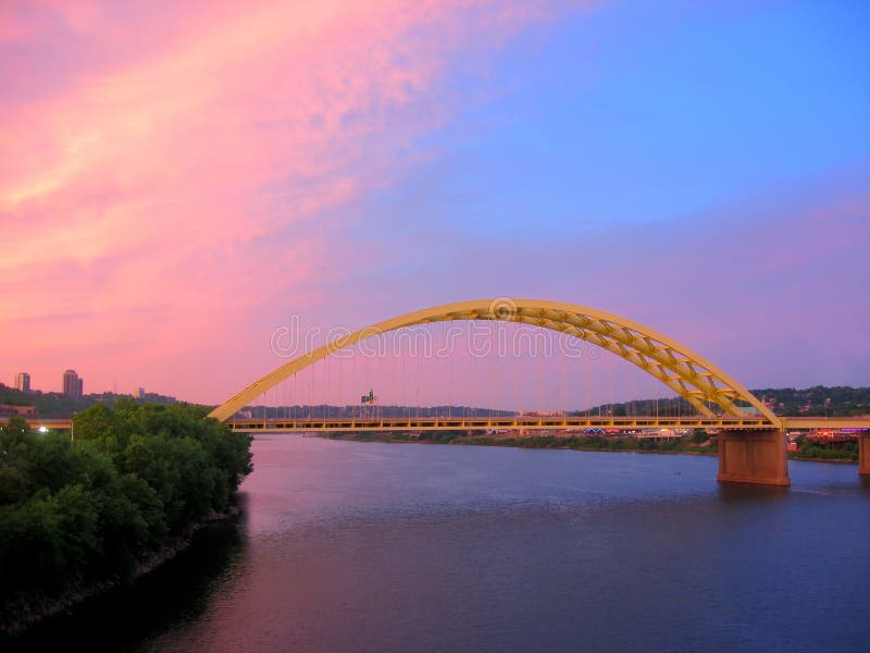  471 puente través de un rio en durante atardecer.