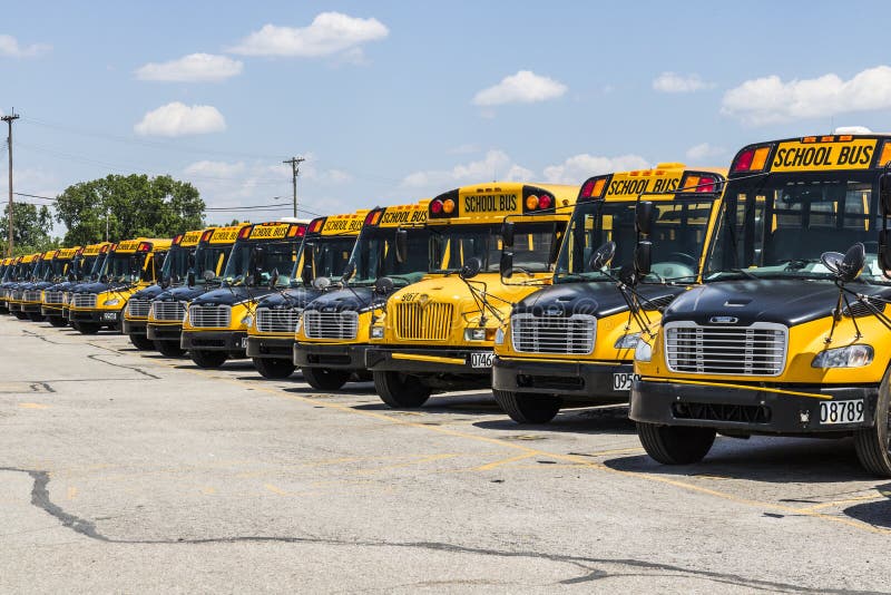 Cincinnati - cerca do maio de 2017: Ônibus escolares amarelos em um lote do distrito que espera para partir para estudantes V imagem de stock Cincinnati - cerca do maio de 2017: Ônibus escolares amarelos em um lote do distrito que espera para partir para estudantes V imagem de stock