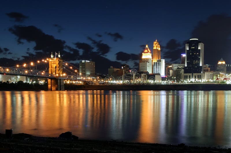 Noche de centro, un rio.