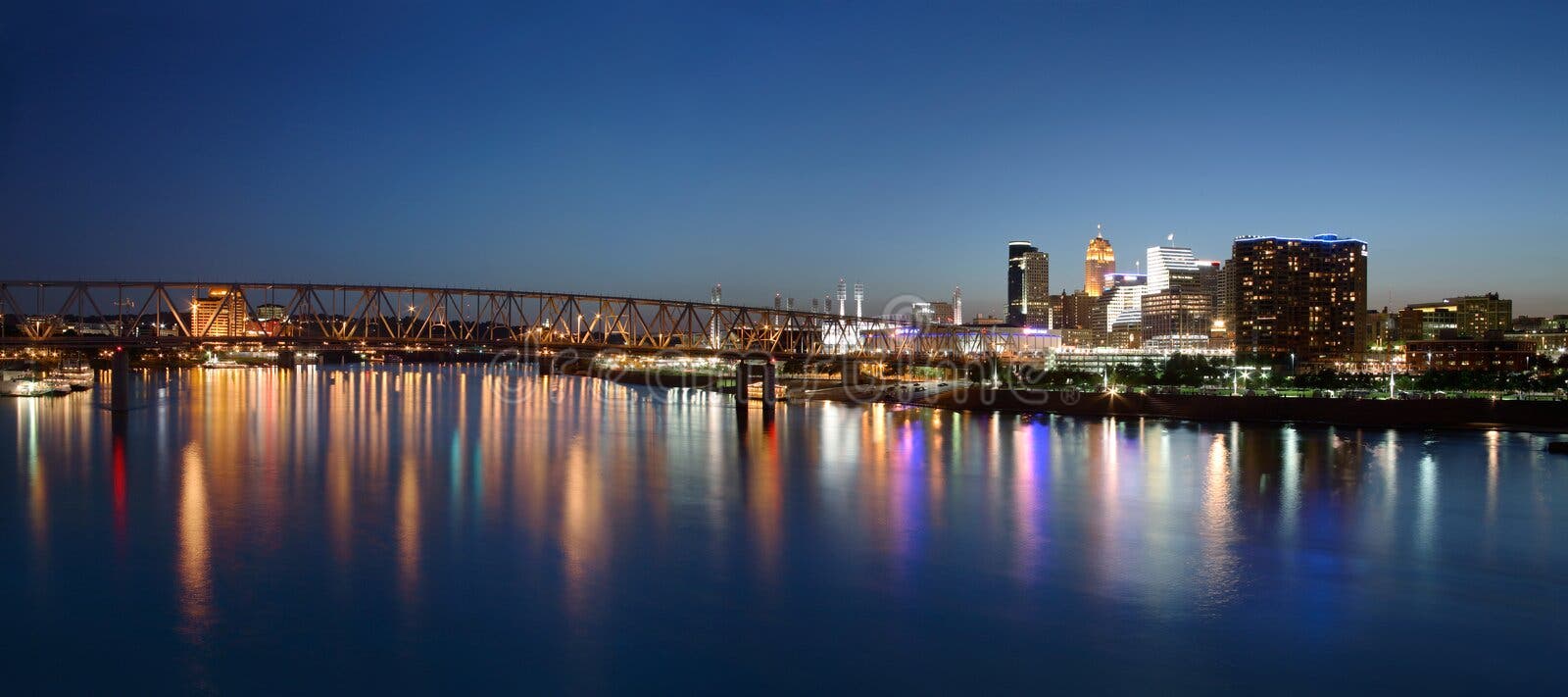 Cincinnati, Ohio stock image. Image of nightshot, cityscape 134537