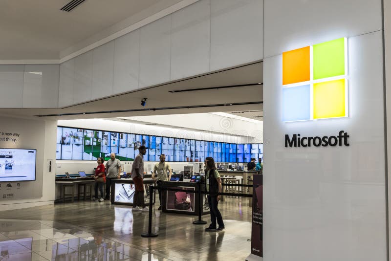Cincinnati - vers en mai 2017 : Magasin de technologie de vente au détail de Microsoft Microsoft développe et fabrique Windows et
