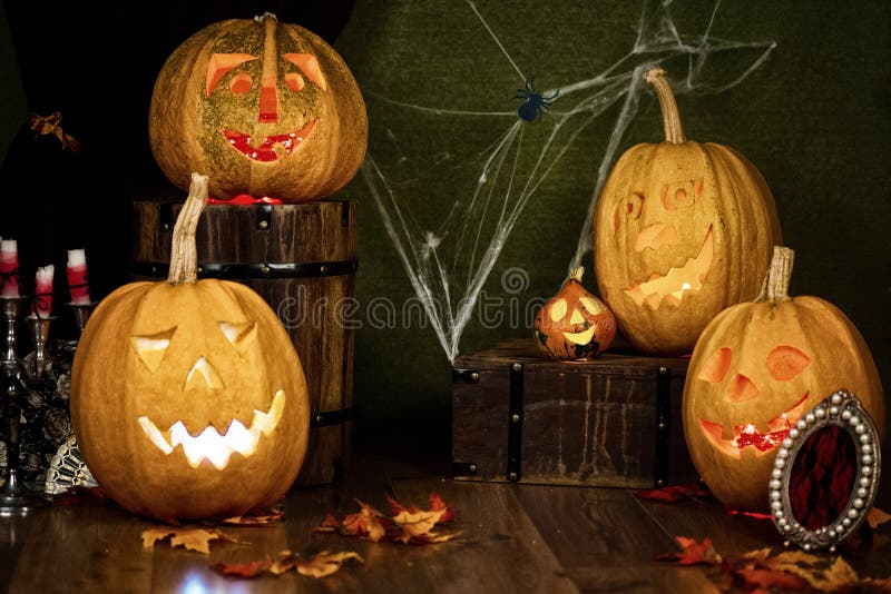 Cinco Jack De Halloween Ou Lanternas Com Olhos E Rostos Assustadores Do Mal  Foto de Stock - Imagem de fantasma, horror: 196394662