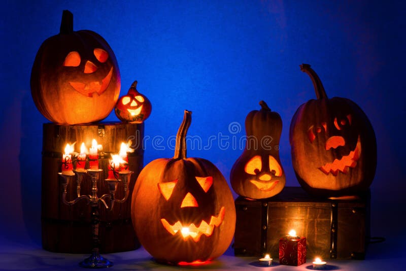 Cinco Jack De Halloween Ou Lanternas Com Olhos E Rostos Assustadores Do Mal  Foto de Stock - Imagem de fantasma, horror: 196394662