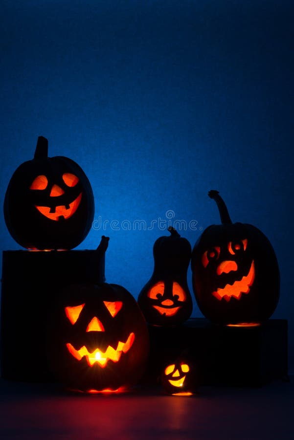 Cinco Jack De Halloween Ou Lanternas Com Olhos E Rostos Assustadores Do Mal  Foto de Stock - Imagem de fantasma, horror: 196394662