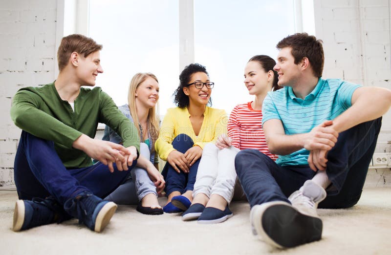 Cinco adolescentes de sorriso que têm o divertimento em casa imagens de stock Cinco adolescentes de sorriso que têm o divertimento em casa imagens de stock