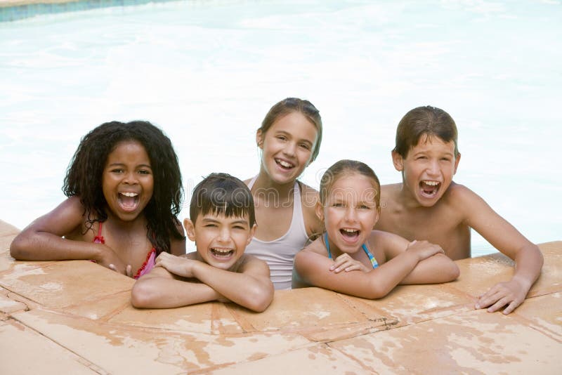Cinco amigos novos no sorriso da piscina fotografia de stock Cinco amigos novos no sorriso da piscina fotografia de stock