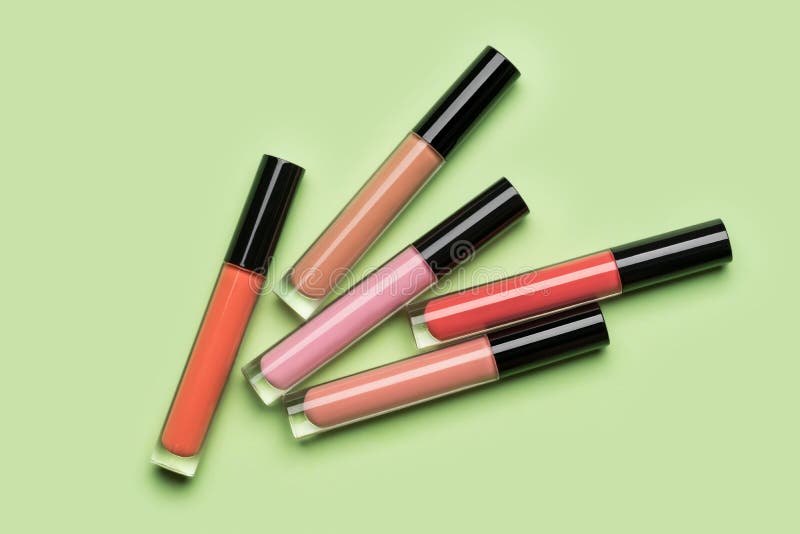 Cinco botellas brillantemente coloreadas de lustre líquido de la barra de labios y del labio foto de archivo Cinco botellas brillantemente coloreadas de lustre líquido de la barra de labios y del labio foto de archivo