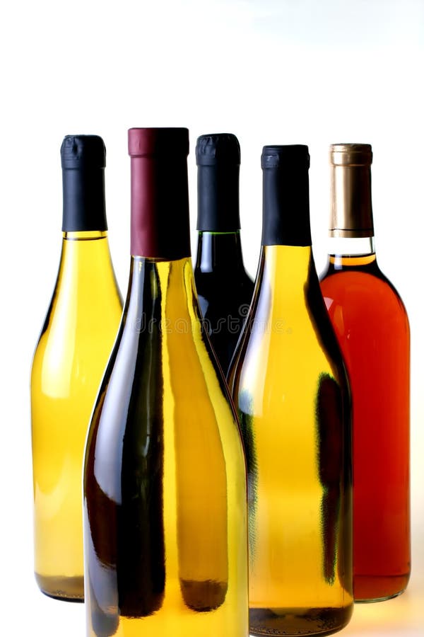 Cinco botellas de vino foto de archivo libre de regalías Cinco botellas de vino foto de archivo libre de regalías