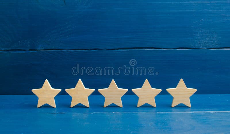 Cinco estrelas em um fundo azul O conceito da avaliação e da avaliação A avaliação do hotel, restaurante, aplicação móvel Qu