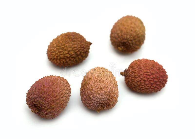 Cinco frutas del lichí en el primer blanco imagen de archivo Cinco frutas del lichí en el primer blanco imagen de archivo