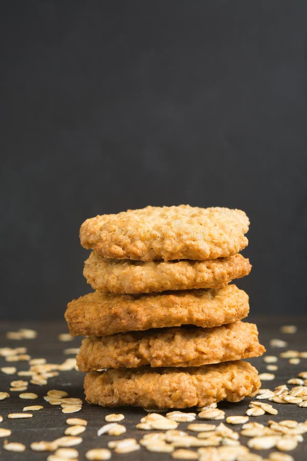 Cinco galletas de harina de avena en pila en fondo oscuro imagen de archivo Cinco galletas de harina de avena en pila en fondo oscuro imagen de archivo