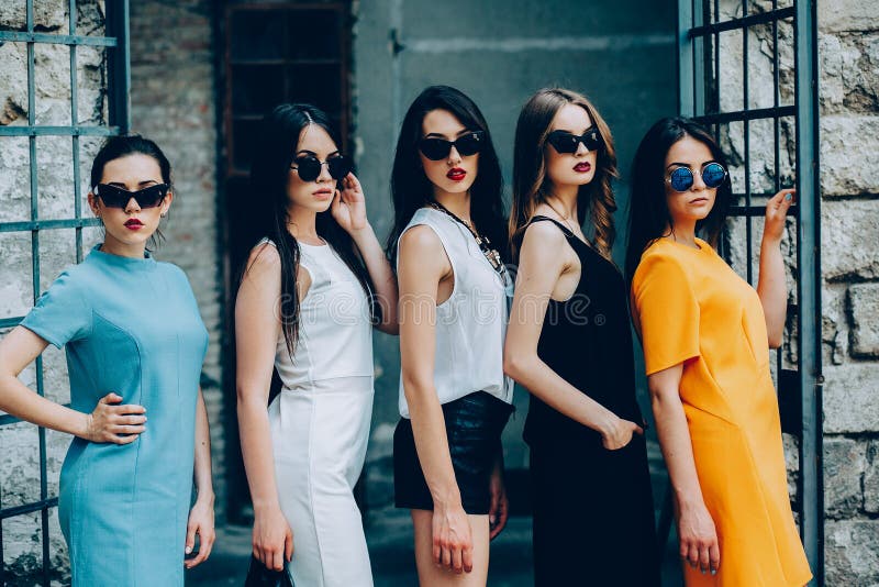 Cinco raparigas jovens e bonitas na cidade imagens de stock