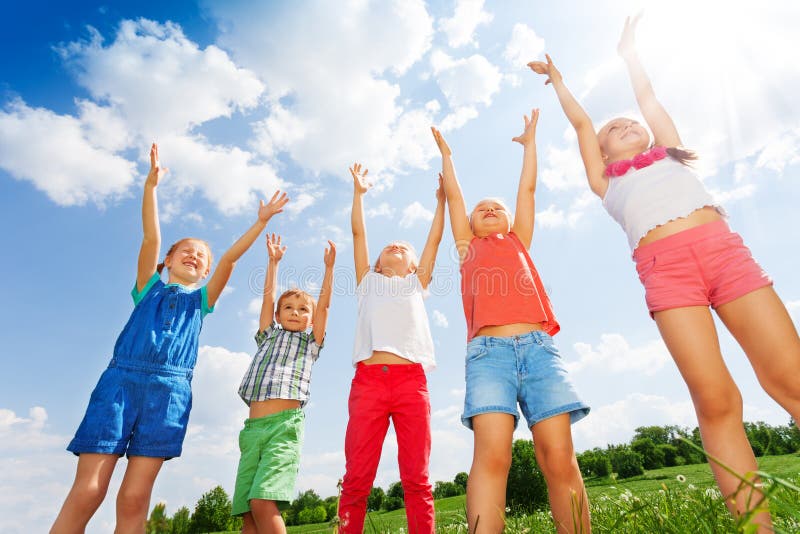 Cinco niños maravillosos que saltan en el aire foto de archivo Cinco niños maravillosos que saltan en el aire foto de archivo