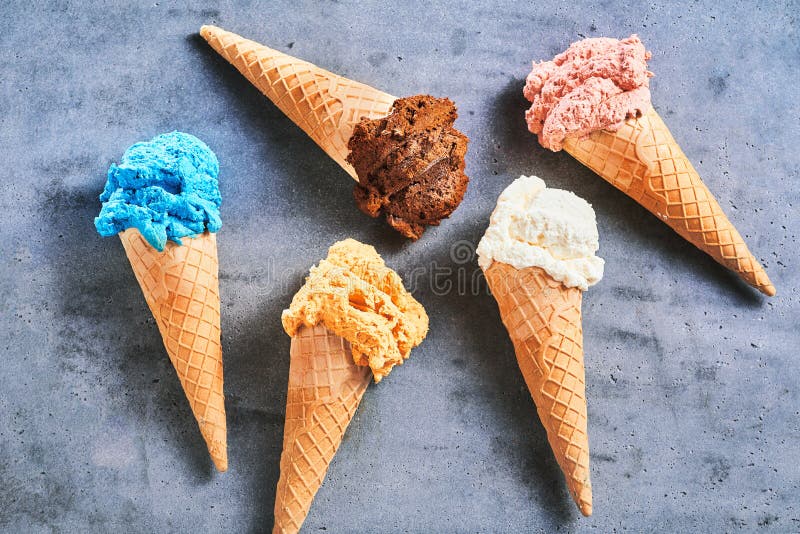 Cinco sabores clasificados del helado gastrónomo del verano foto de archivo Cinco sabores clasificados del helado gastrónomo del verano foto de archivo