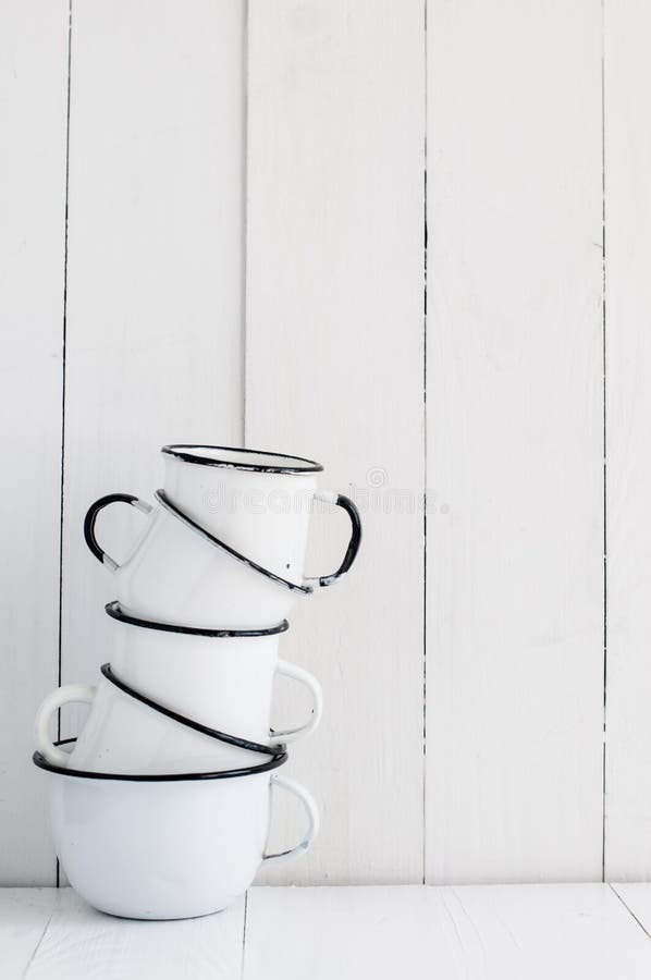 Cinco tazas blancas esmaltadas fotografía de archivo libre de regalías
