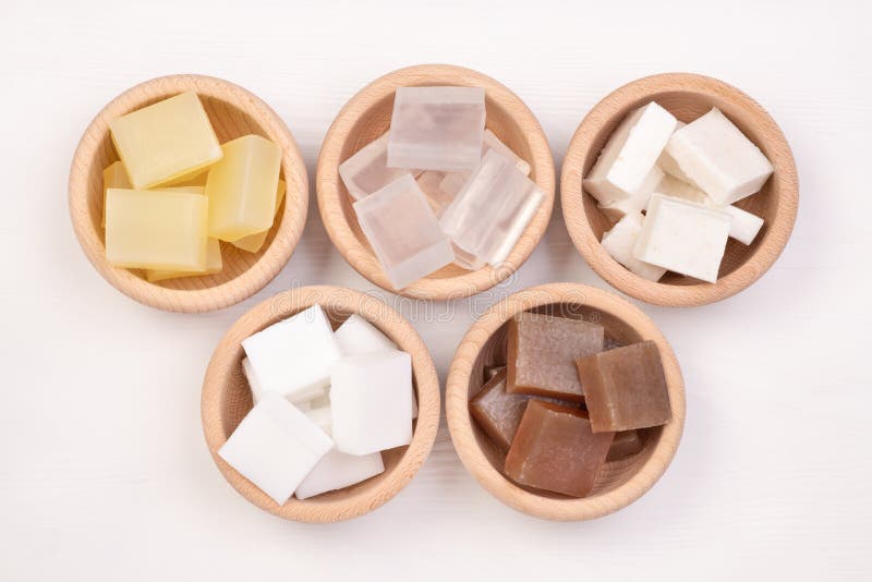 Cinco tipos de bases de sabão de glicerina em taças de madeira