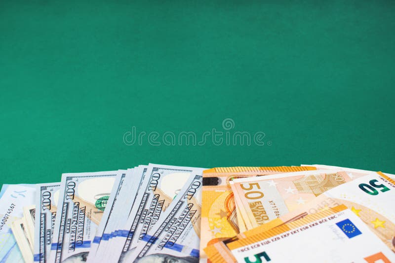 Cincuenta euros y cientos billetes de d?lar en fondo verde foto de archivo libre de regalías Cincuenta euros y cientos billetes de d?lar en fondo verde foto de archivo libre de regalías