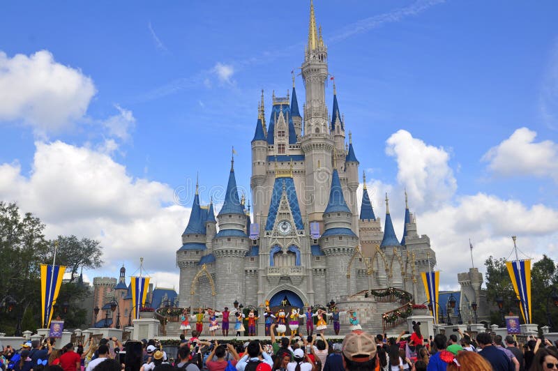 Cinderella Castle en el parque mágico del reino, Walt Disney World Resort Orlando, la Florida, los E.E.U.U. fotos de archivo Cinderella Castle en el parque mágico del reino, Walt Disney World Resort Orlando, la Florida, los E.E.U.U. fotos de archivo