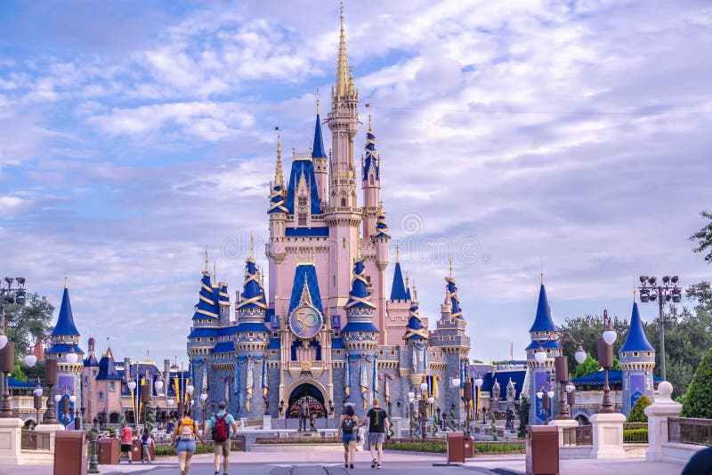 Cinderella\'s Castle - một tòa lâu đài bí ẩn trong câu chuyện cổ tích. Hãy cùng xem ảnh để khám phá chi tiết về tòa lâu đài này và mơ mộng về cuộc phiêu lưu của chính mình trong thế giới đầy ảo diệu và xinh đẹp của những câu chuyện cổ tích.