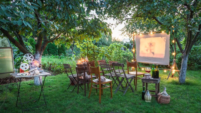 Cine del verano con el proyector retro por la tarde imágenes de archivo libres de regalías Cine del verano con el proyector retro por la tarde imágenes de archivo libres de regalías