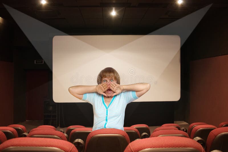 Aterrorizado una mujer en una película.