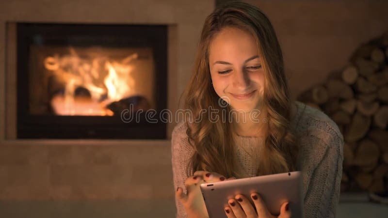 Cinemagraph - jovem mulher que usa a tabuleta