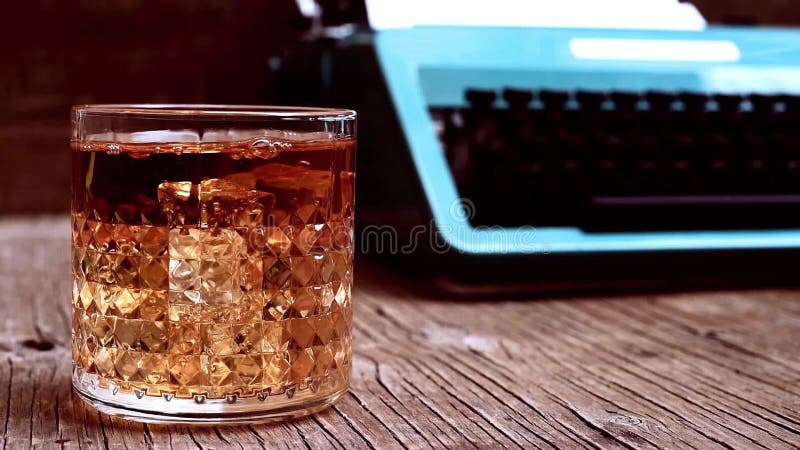 Cinemagraph van sommige bellen in een glas met alcoholische drank