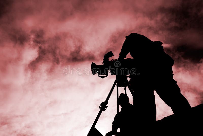 Cineoperatore con la siluetta fotografie stock Cineoperatore con la siluetta fotografie stock