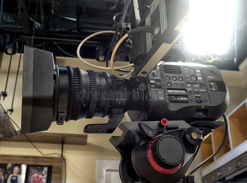 Cinepresa di televisione in uno studio fotografie stock libere da diritti Cinepresa di televisione in uno studio fotografie stock libere da diritti