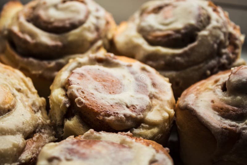 Cinnabon rollt mit Sahne Käseglasur auf Platte lizenzfreie stockfotos Cinnabon rollt mit Sahne Käseglasur auf Platte lizenzfreie stockfotos