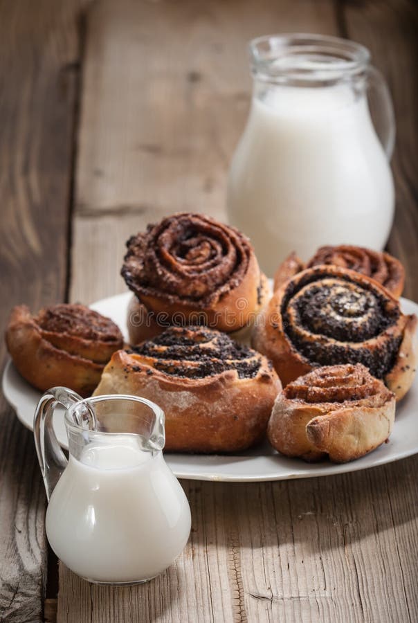Cinnamon rolls and Bun with poppy seeds stock images