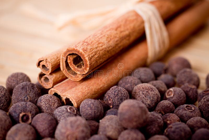 Cinnamon sticks with allspice (Jamaica pepper)