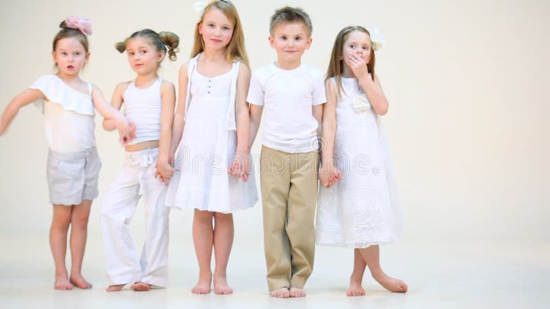 Cinq adorables petits enfants d'une ligne banque de vidéos