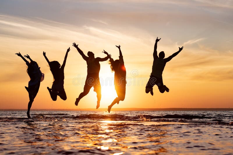 https://thumbs.dreamstime.com/b/cinq-amis-s-amusant-et-sauter-%C3%A0-la-sunset-beach-heureux-amusent-sautent-182102388.jpg