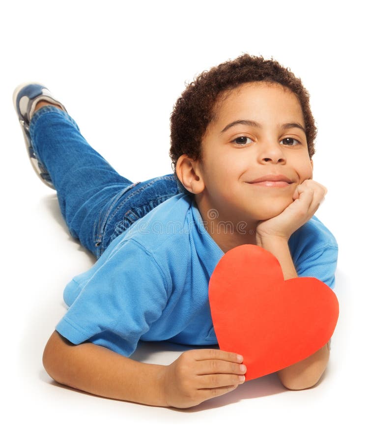 Cinq années mignonnes de garçon avec le coeur photos stock Cinq années mignonnes de garçon avec le coeur photos stock
