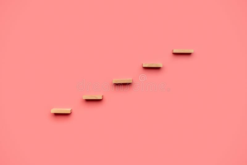 Cinq chevilles en bois forment un escalier photographie stock libre de droits Cinq chevilles en bois forment un escalier photographie stock libre de droits