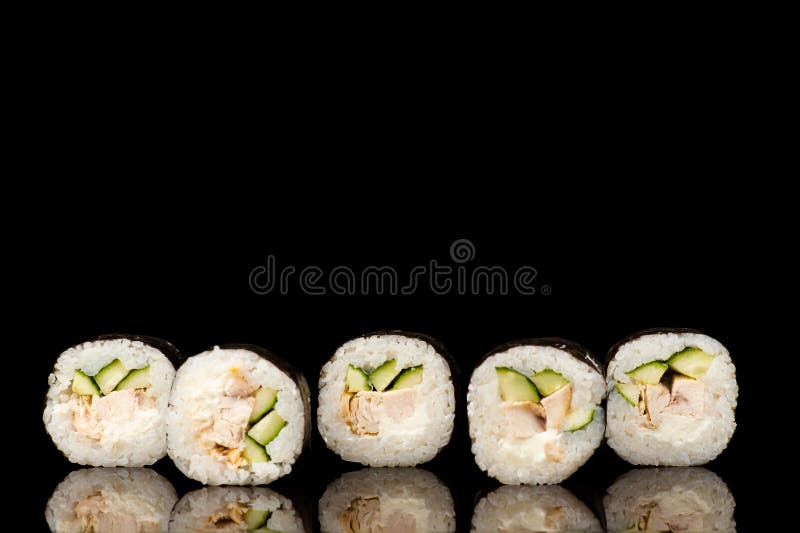 Cinq petits pains de sushi frais par réflexion
