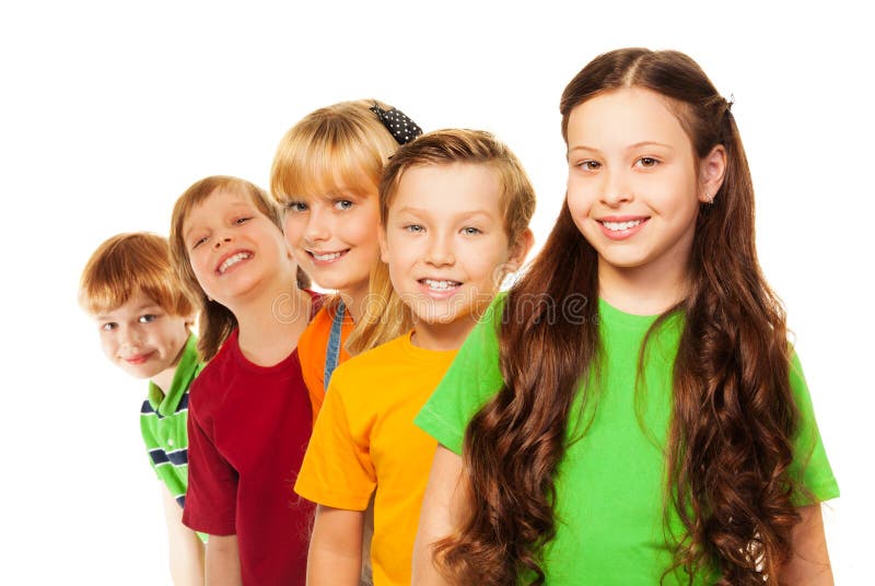 Cinque bambini felici che si levano in piedi in una riga fotografie stock libere da diritti Cinque bambini felici che si levano in piedi in una riga fotografie stock libere da diritti
