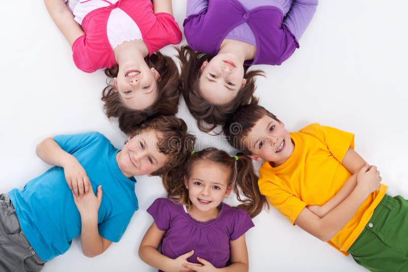 Cinque bambini felici sul pavimento fotografie stock libere da diritti Cinque bambini felici sul pavimento fotografie stock libere da diritti