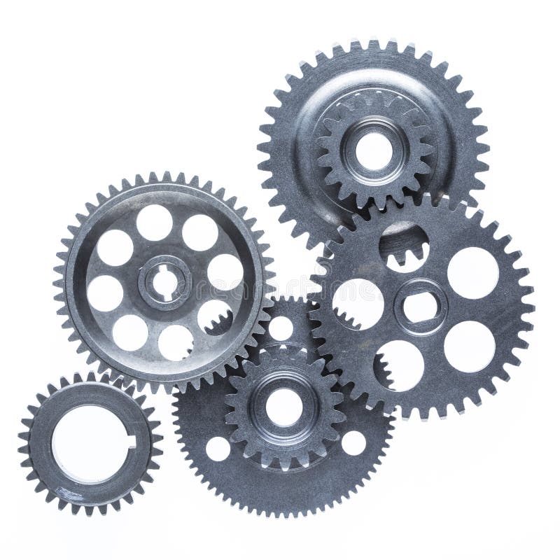 Cinque ingranaggi metallici argentati interconnessi immagine stock