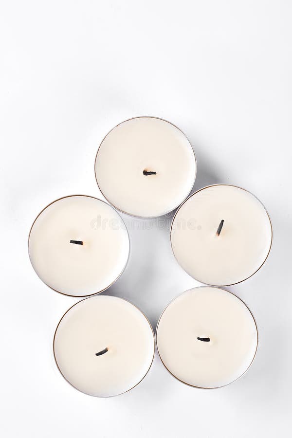 Cinque piccole candele rotonde, vista superiore immagine stock Cinque piccole candele rotonde, vista superiore immagine stock